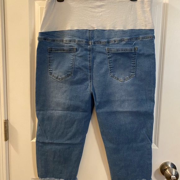 Maternity Jean Capris - Picture 3 of 3